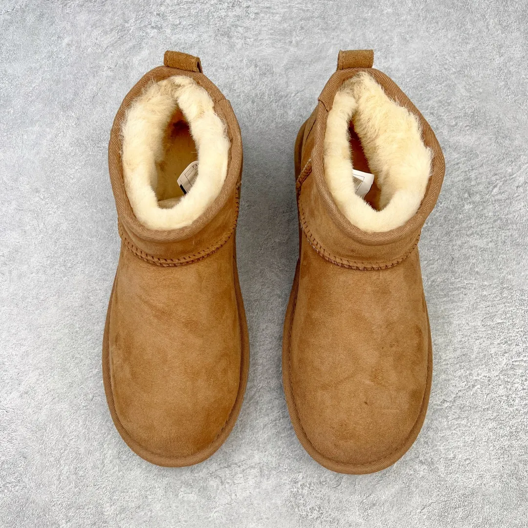 Pick up locally 💰520 UGG Zhou Dongyu's same style 6109 classic autumn and winter sheep fur integrated snow boots. All shoes are made from ZP. Longfeng A-grade Australian imported sheep fur integrated men's and women's boots. Brand OEM production line. Fully follow the ZP process. OEM original pattern maker. Adhering to the principle of no original shoes and no development selection. Pay attention to every detail. The most authentic version on the market TREADLITE "Light Wing" technology outsole Lightweight/durable/flexible/pile type [solemn after-sales commitment] If there are major quality problems such as degumming/broken bottom within one month, we will directly replace it with a new one for you! Size: 35 36 37 38 39 40 41 42 43 44 45 Coding: by2936050